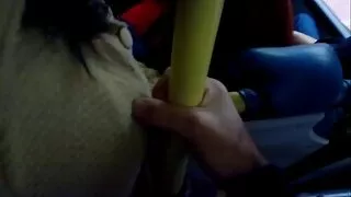 Охин нь тайлж түүний дотуур хувцас, суугаад түүний pussy дээр vibrator