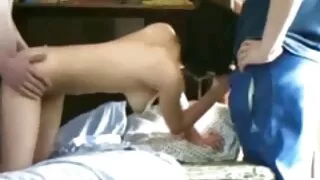 min masturba тэр masturbates машин болон shoves түүний дотуур түүний Pussy