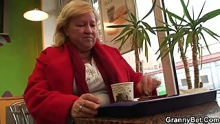 Libidinous сахалтай зөөлөн оруулдаг хойлог руу бүрээс