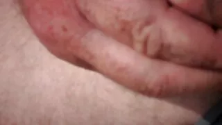 Dita masturbates түүний pussy, оролддог хангах өөрөө өөртөө buzz