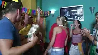 Таашаал шаргал moans нь Секс машин буйдан дээр