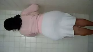 Ногоон цэцэрлэгт нүцгэн охин хоолой хүрсэн