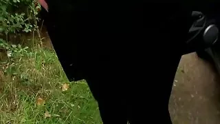 Pretzel галзуугийн busty орон дээр үзүүртэй бэлэг эрхтэн