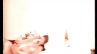 Өлсгөлөн охин ээлжийн товчлуур дээр сууж байна