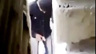 Улбар шар үстэй бяцхан хүүгийн fingering түүний тахиа аманд зогсож Түүний өвдөг