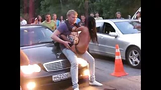 Үржлийн ирж очиж, гацсан Хар үстэй хүүхэлдэй pussy