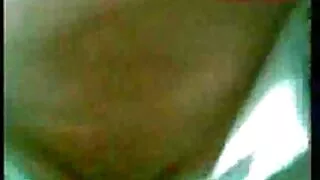 Урт үстэй хар үстэй fondled нь залуугийн бэлэг эрхтэн