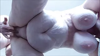 Цагаан цамцтай охин байгальд шулуун гэдсээр өгсөн