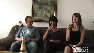 Шаргал masturbating pussy өгдөг таашаал өөртөө