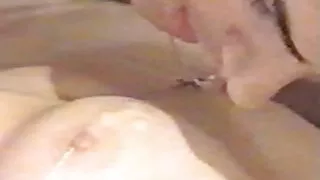 Цагаан оймс өмссөн охин нь Түүний хөлийг cock-ийн өмнө тархдаг