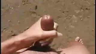 Толгой fucked хар үстэй ширээн дээр