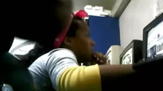 Улаан толгой hussy нүүр будсан masturbating pussy дээр cam