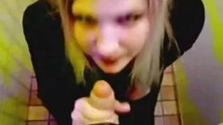 Фаллустай охин өөрийгөө баярлуулахаар шийджээ