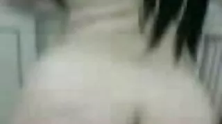 Түүний хар үстэй найз залуу-ийн хойлог fucked гэхэд хуурамч rider