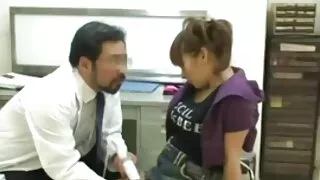 Охин masturbates дээр тавцан дээд зэргийн нүх