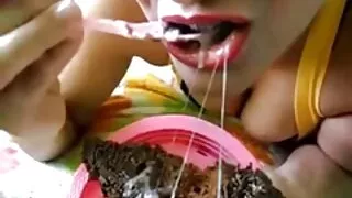 Тарган илжиг нь том тахиа дээр баяртайгаар үсрэв