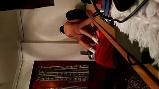 Оймс өмссөн бяцхан охин тахиа авахыг мөрөөддөг