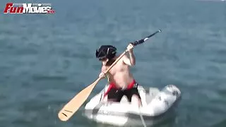 Тэр бялууг сэтгэл догдлон хүлээж авсан бөгөөд камерын өмнө masturbate эхлэв