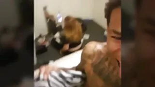 Эмэгтэй masturbates Үсэрхэг pussy шүршүүр болон дур