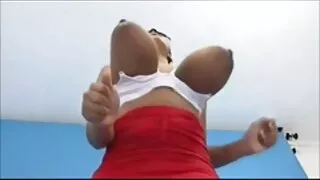 Бруно хулгайлж түүний өвдөг pussy fingering нь vibrator