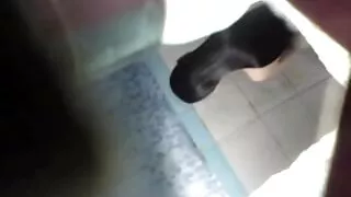 Түүний тууштай үтрээ орой дээр тахиа дээр сууж