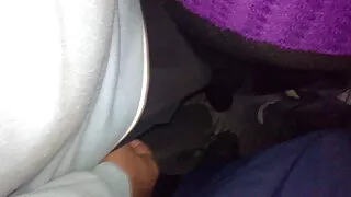 Цутгах үед буржгар зөөлөн түүний биеийг caressed