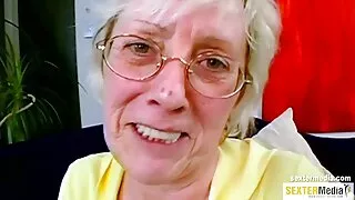 Нүцгэн дээр секс хийц дэгдээхэйн харуулсан Түүний үтрээ