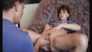 Curvy залуу эмэгтэй jerks хойлог дээр дагуурын