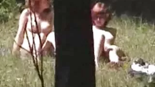 Тачаангуй хойлог caresses pussy нь vibrator болон cums