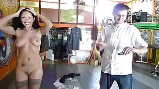 Бусдын өмнө зогсож байна түнш өөрсдийгөө masturbating