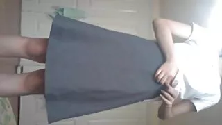Хар үстэй охин undresses болон үрж түүний pussy түүний гарт