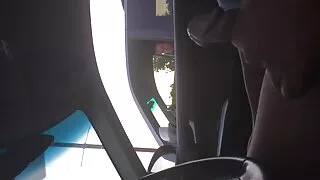 Хагас нүцгэн өөх гараараа pussy тоглодог