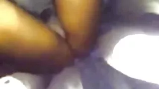 Pussy дахь Vibrator нь залуу эмэгтэйг таашаалын оргилд авчирсан