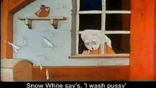 Чувича ор дээр хэвтэж, оймс өмссөн masturbates