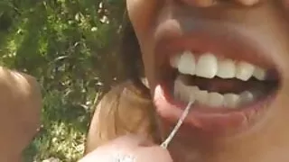 Ангид нүцгэн багш нь striptease зохион байгуулдаг