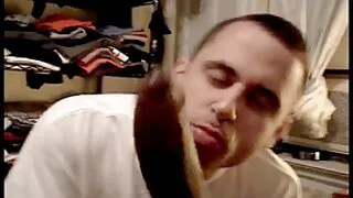 Залуу эмэгтэй орон дээр pussy болон гургалдай doggy хэв маяг байдаг