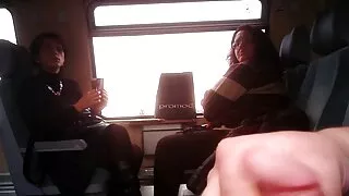 Гэрийн эзэгтэй тархдаг Үсэрхэг pussy хэвтэж орон дээр