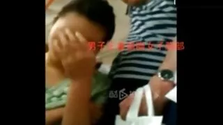 Ичгүүргүй multiracial жижиг завин дээр pissing