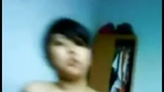 Нас бие гүйцсэн masturbates pussy нь урт шилэн тоглоом
