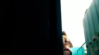 Туранхай хүн зохион зөндөө гэхэд том хойлог нь Busty эмэгтэй
