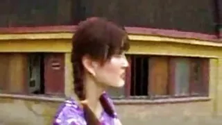 Халуун найз залуу сунгасан hottie угаалгын өрөөнд