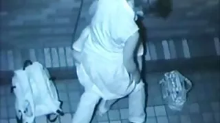 Эмэгтэй нь том шодой оруулж, түүний pussy авчирсан өөрийгөө дур